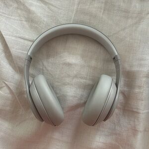 Beats Studio Pro in Sandstone- Very Good used condition
